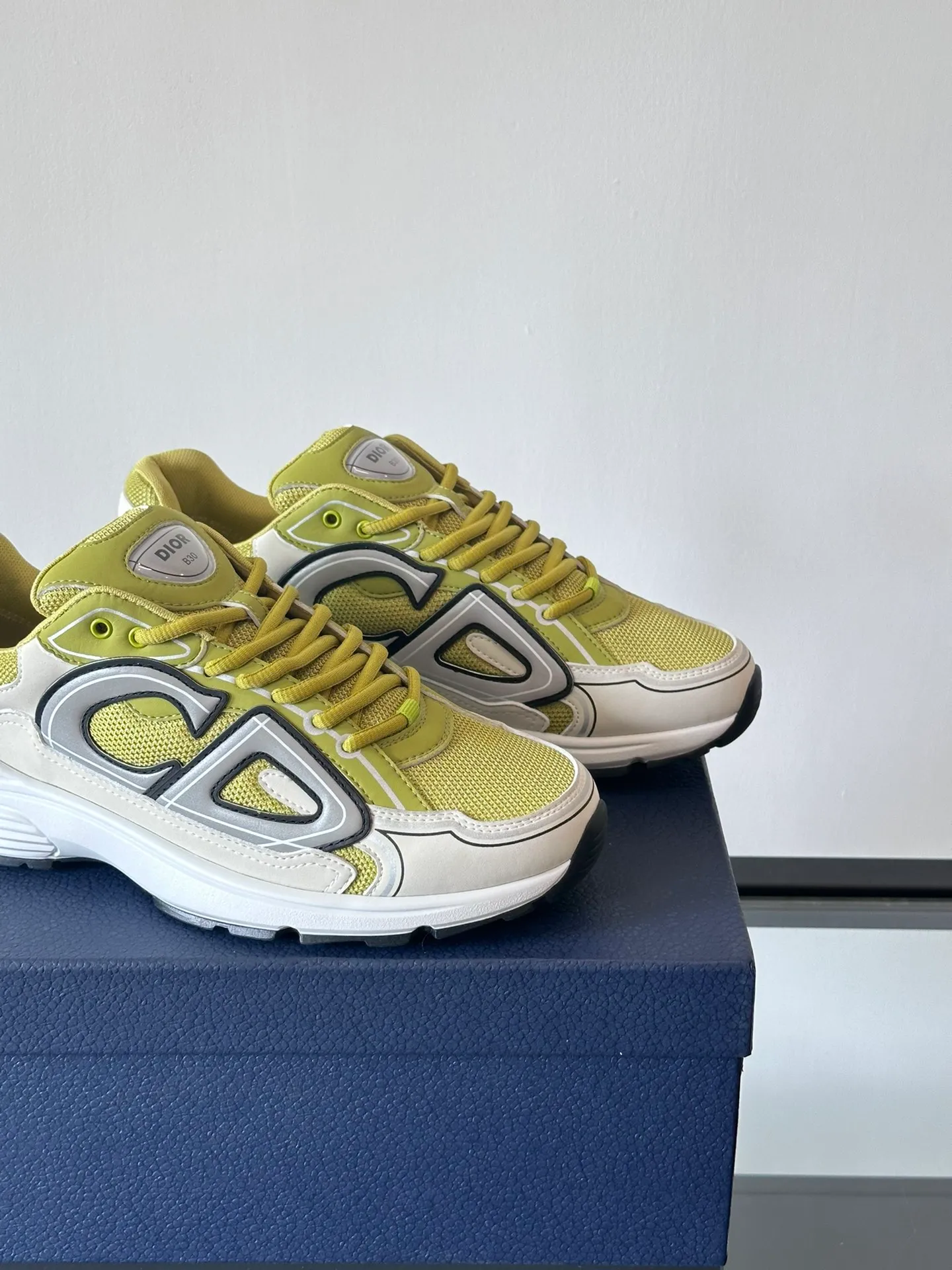 Men's Men's Shoes 💰p440 "Dio*" Dior B30 series sports shoes, multi-color mesh fabric and multi-color technical fabrics, this season's new B30 low-top sports shoes are one of the flagship styles of the series. Crafted from multicolor mesh and technical fabrics, it's finished with a reflective "CD30" graphic and silver-toned "DIOR B30" and "CD30" logos on the heel and tongue. An extra-light, sculpted rubber sole with signature accents adds style, while internal stretch details create ideal comfort. It can be matched with various casual styles to show a fashionable and modern sports style. Size: 38-44 (45-46 customized)
